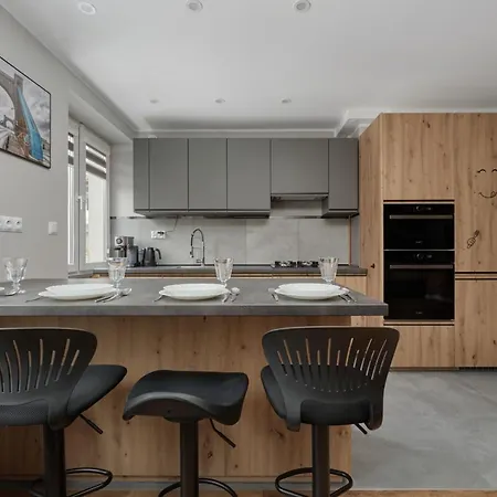 Modern Kotsisa With Balcony By Renters Apartment *