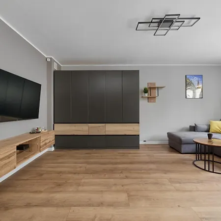 Modern Kotsisa With Balcony By Renters *